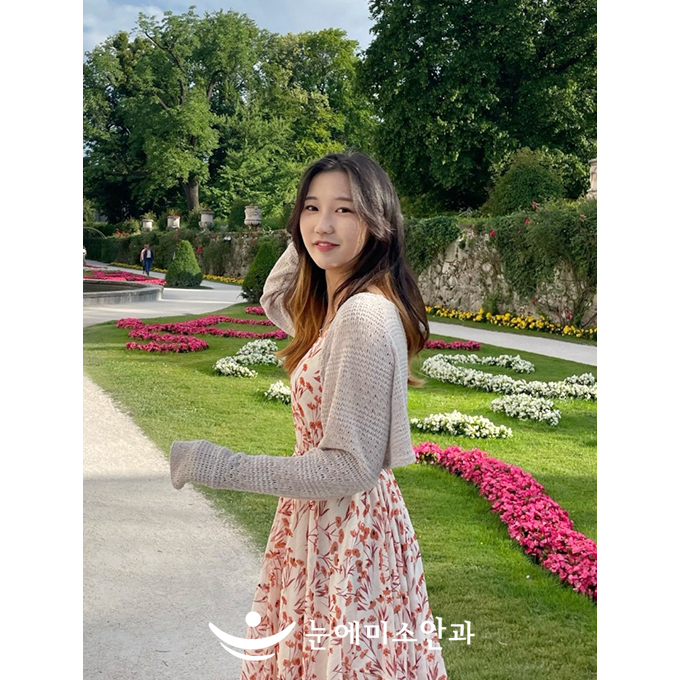 안경 및 렌즈를 착용하지 않아도 된다는 점이 가장 편한 것 같습니다. 또한 건조함 및 빛 번짐 증상이 전혀 없어 매우 만족합니다.